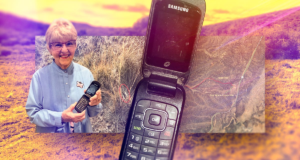 O telefone misterioso, encontrado no deserto, revela lentamente seus segredos