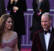 O Príncipe William e a Princesa Kate chegaram ao tapete vermelho dos BAFTAs enquanto ignoravam o escândalo da prisão de Andrew que assolou a Família Real