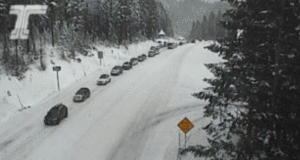 O congestionamento de neve no sentido leste dos EUA 26 está criando dores de cabeça para os viajantes em Mount Hood.