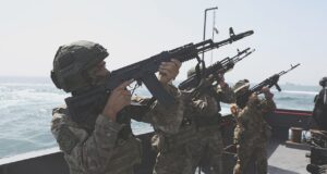 Irã movimenta recursos militares durante manobras conjuntas russas no Estreito de Ormuz: especialista