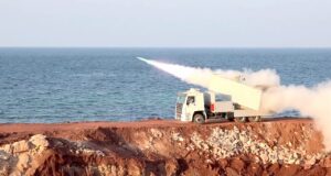 Irã lança mísseis no Estreito de Ormuz durante exercícios militares navais