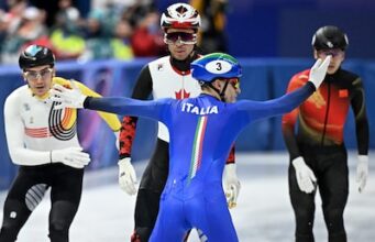 Itália comemora medalha de ouro em pista curta no reverso Bélgica conquista primeira medalha