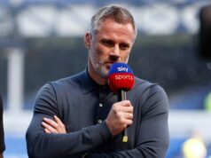 Jamie Carragher enfrenta o gol de Curtis Jones durante Liverpool x Nottingham Forest