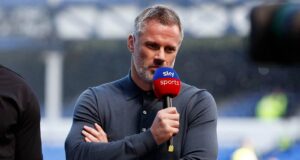 Jamie Carragher enfrenta o gol de Curtis Jones durante Liverpool x Nottingham Forest