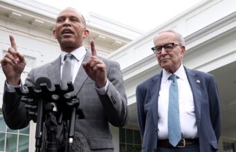 A Câmara dos Representantes está pronta para se rebelar contra o acordo de gastos de Schumer e prolongar a paralisação.