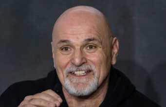 John Fury confronta Carl Froch com raiva por causa de comentários anteriores.