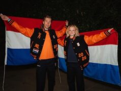 Golden Jorrit Bergsma e Xandra Velzeboer, porta-bandeiras durante a cerimônia de encerramento em Verona.
