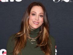 Kaley Cuoco defende as escolhas de seus pais depois de enfrentar críticas online sobre o iPad