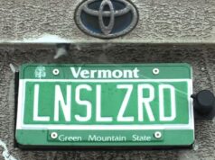 Este limpador de câmera traseira se esconde atrás de sua placa