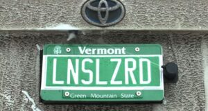 Este limpador de câmera traseira se esconde atrás de sua placa