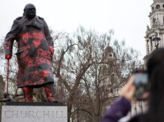 Um homem foi preso por graffiti desfigurando uma estátua de Winston Churchill no Reino Unido