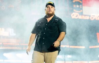 Luke Combs rejeita rótulo de ‘liberal’ após assumir posição pública sobre racismo