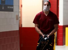 Mack Hollins virou cabeças descalço e acorrentado na chegada do Super Bowl.