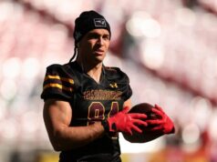 Patriots WR aparece no Super Bowl 2026 algemado e usando algemas nas pernas