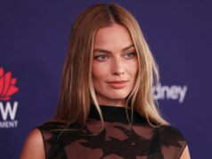 O sutiã de Margot Robbie é coberto apenas por uma camada de tecido preto, mostrando um estilo gótico