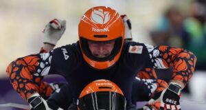 O quarteto holandês de bobsled teve que esperar por uma segunda corrida depois que o austríaco caiu.