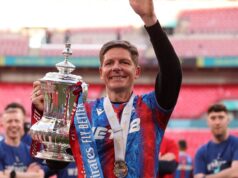 Estimula negociações abertas para contratar técnico 4-2-3-1