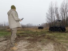 Dentro de uma fábrica de drones ucraniana e de uma escola de pilotos