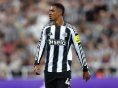 Jacob Ramsey manda mensagem aos fãs do Villa após beijar o distintivo do Newcastle