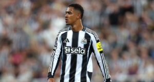 Jacob Ramsey manda mensagem aos fãs do Villa após beijar o distintivo do Newcastle