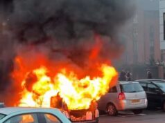 Momento aterrorizante: carro pega fogo no estacionamento em frente ao supermercado Lidl na frente de clientes horrorizados