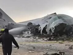 Avião de carga militar que transportava dinheiro cai na estrada e bate em carro, matando 15 pessoas enquanto ladrões pegam dinheiro espalhado