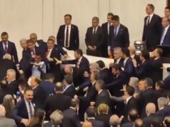Os combates eclodiram no parlamento de Türkiye quando dois partidos entraram em confronto sobre a nomeação de um ministro da Justiça