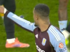 Furioso, Ezri Konsa se conteve enquanto tentava confrontar alguém na arquibancada após a derrota do Aston Villa para o Wolves