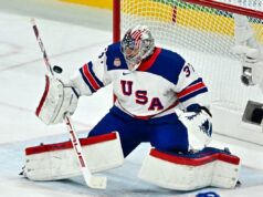 Connor Hellebuyck dá vantagem ao goleiro norte-americano na partida contra a Suécia