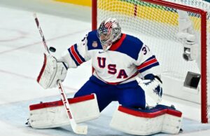 Connor Hellebuyck dá vantagem ao goleiro norte-americano na partida contra a Suécia