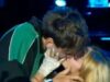 Beijo carinhoso entre Angela Torres e Marcus Giles durante show em Neuquén