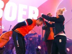 A campeã olímpica Xandra Velzeboer também pendura o ouro no pescoço do técnico da seleção nacional, Niels Kerstholt.