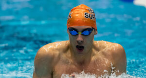 Noah Cakir, de Indiana, bate o recorde NAG de 17-18 nos 200 nado peito