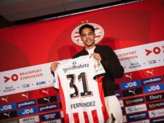 O PSV marcou e manteve o talento belga Noah Fernandez (18) afastado.