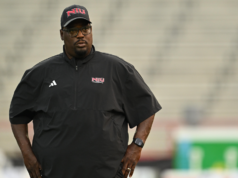 O técnico da NIU, Thomas Hammock, está deixando os Huskies em meio à transição de Mountain West para se juntar aos Seahawks