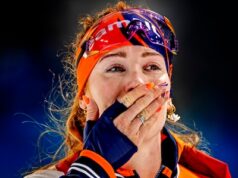 Cabelo machucado e tingido de preto: menina intimidada mostra resiliência máxima com medalha de ouro olímpica