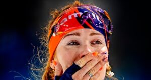 Cabelo machucado e tingido de preto: menina intimidada mostra resiliência máxima com medalha de ouro olímpica