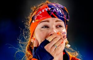 Cabelo machucado e tingido de preto: menina intimidada mostra resiliência máxima com medalha de ouro olímpica
