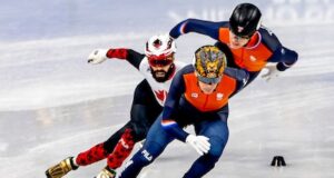 Patinadores holandeses de velocidade em pista curta ganham ouro no revezamento pela primeira vez.