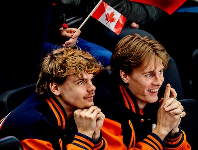 olympische-winterspelen-2026-milaan-cortina-melle-en-jens-van-t-wout-op-de-tribune-bij-de-ijshockeyf.jpeg