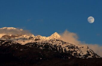 A lua cheia de fevereiro deslumbra os observadores do céu em todo o mundo com uma cintilante ‘Lua de Neve’
