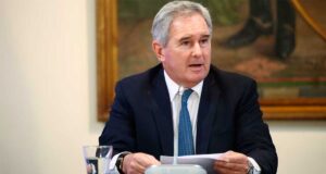 O governo relacionou a morte de Khamenei ao ataque a Amiya e enfatizou a necessidade de justiça.