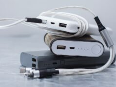 Carregador portátil explode na cama Jovem queimada por produtos químicos