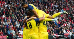 O West Ham está discutindo o compromisso inicial de David em meio a especulações de Leeds e Sunderland