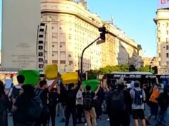Os manifestantes bloquearam a Rodovia Pan-Americana e a Rodovia 9 Di Giulio em protesto contra as reformas trabalhistas.