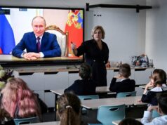 A propaganda de Putin na sala de aula inclui passos de ganso e granadas