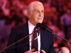 O Lakers inaugurou uma estátua de Pat Riley, o primeiro técnico do time a receber a homenagem