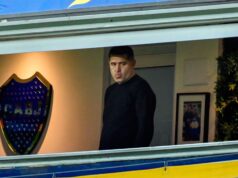 Clima tenso no Boca: Riquelme reúne comissão técnica e representantes após derrota para o País de Gales.