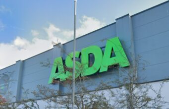 Trágico porque dois homens morrem na mesma loja Asda em poucas horas na frente de clientes horrorizados