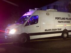 Um carro bate em um poste de eletricidade na SW Capitol Hwy, em Portland, ferindo gravemente duas pessoas.